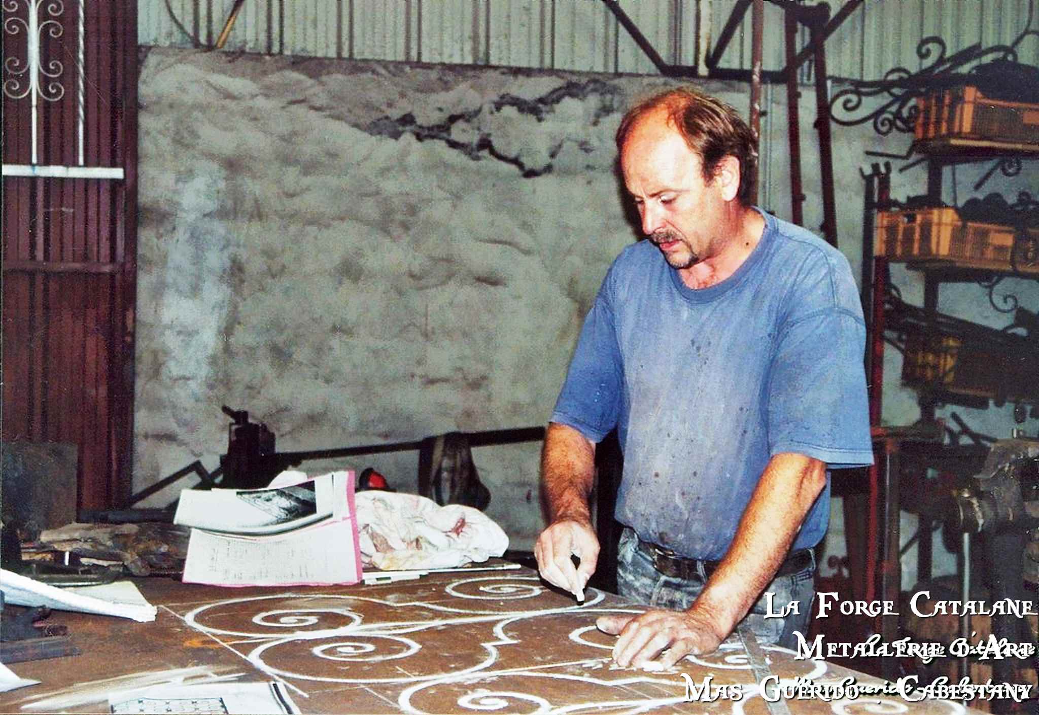 Louis Moles trace a l echelle avant realisation forge catalane.jpg